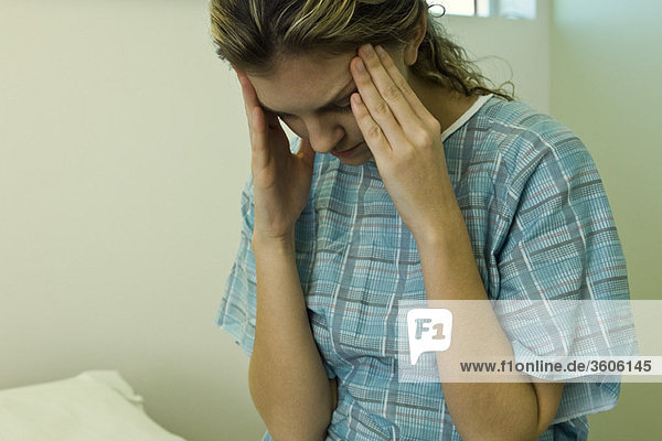 Patient mit Kopfschmerz-Haltekopf