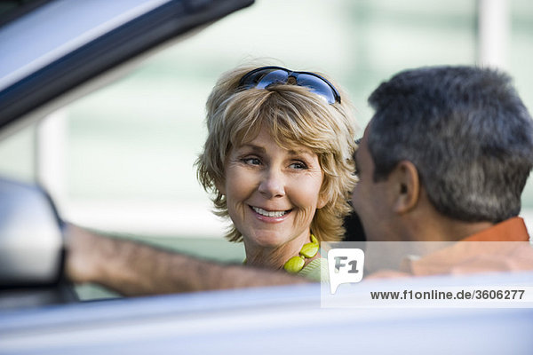 Erwachsenes Paar im Auto zusammen  Fokus auf Frau