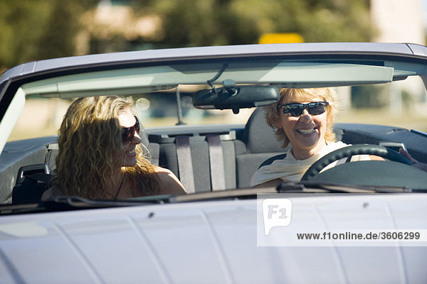 Junge Frau genießt Ausflug im Auto mit Mutter