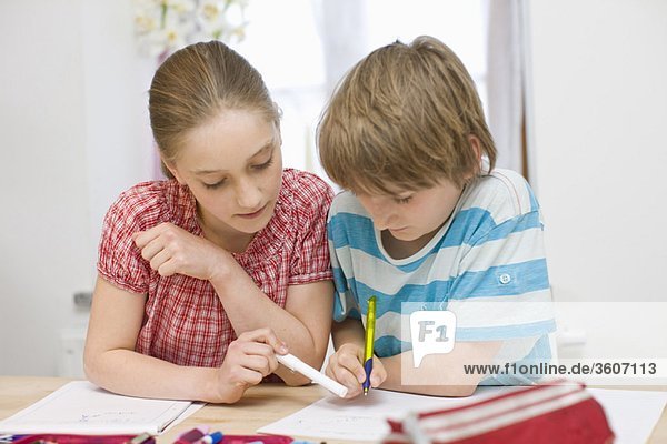 Junge und Mädchen bei den Hausaufgaben