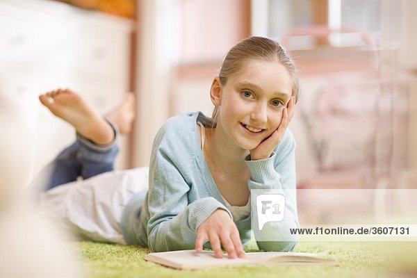 Porträt eines Mädchens beim Lesen eines Buches