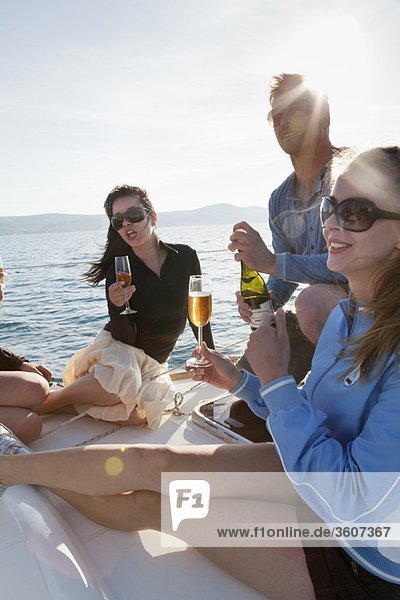 Freunde mit Champagner auf der Yacht