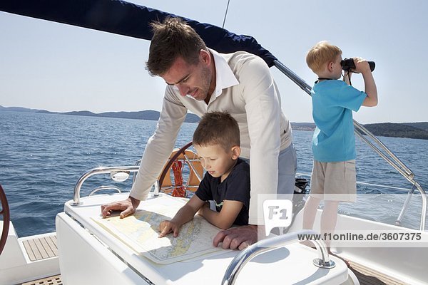 Vater und Söhne auf der Yacht