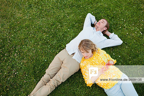 Junges Paar auf Gras liegend