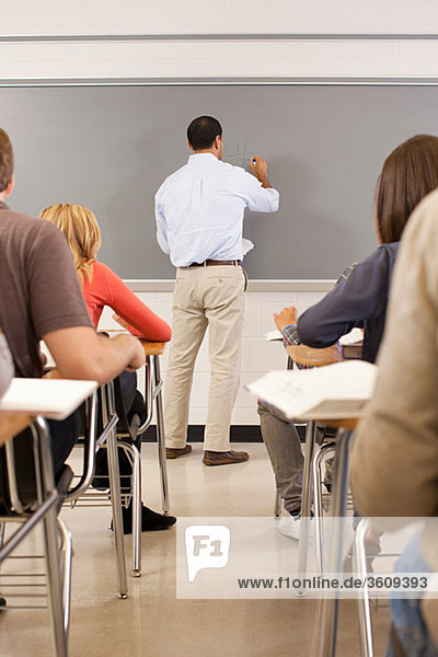 Highschool-Lehrer mit Whiteboard im Klassenzimmer