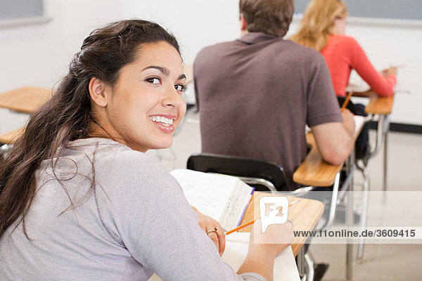 Gymnasiasten sitzen im Klassenzimmer