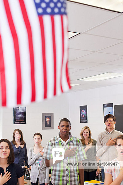 Gymnasiasten schwören der amerikanischen Flagge die Treue.