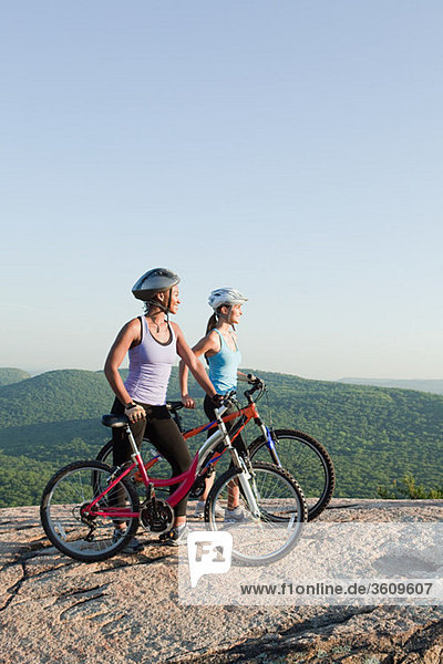 Zwei Radfahrerinnen  ländliche Szene