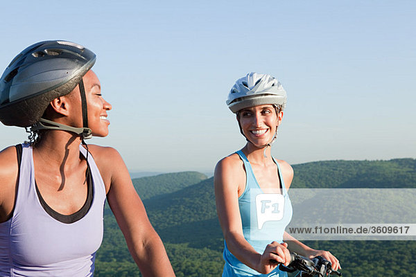 Zwei weibliche Radfahrer  Ländliches Motiv
