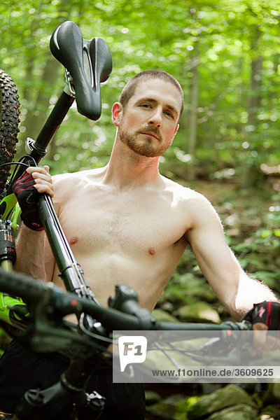 Männliche Radsportler Durchführung Bike im Wald
