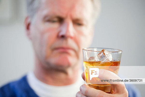 Mann mit Glas Whisky