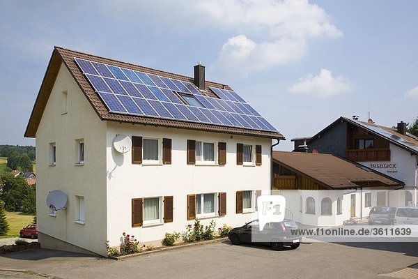 Sonnenkollektoren auf dem Dach eines Mehrfamilienhauses  Schömberg  Baden-Württemberg  Deutschland