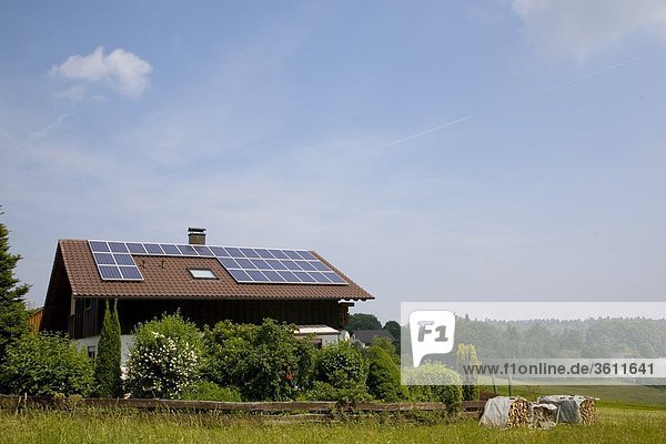 Sonnenkollektoren auf dem Dach eines Einfamilienhauses  Schömberg  Baden-Württemberg  Deutschland