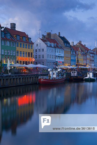 beleuchtet Hafen Wohnhaus Gebäude Meer Dänemark Kopenhagen Hauptstadt Schiff Abenddämmerung Nyhavn Dämmerung