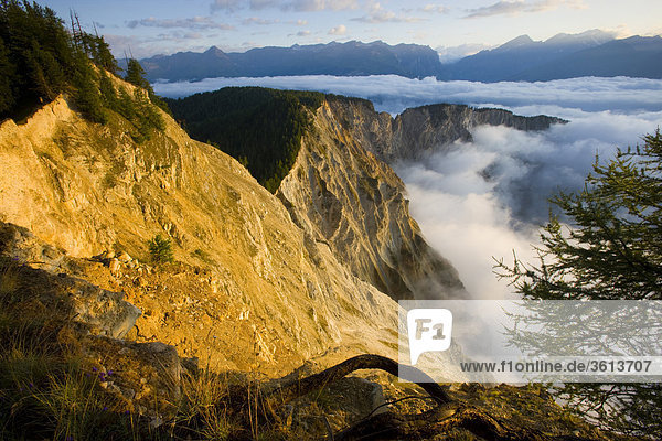 Nebel Schlucht Morgendämmerung Erosion Schweiz Kanton Wallis Morgenlicht