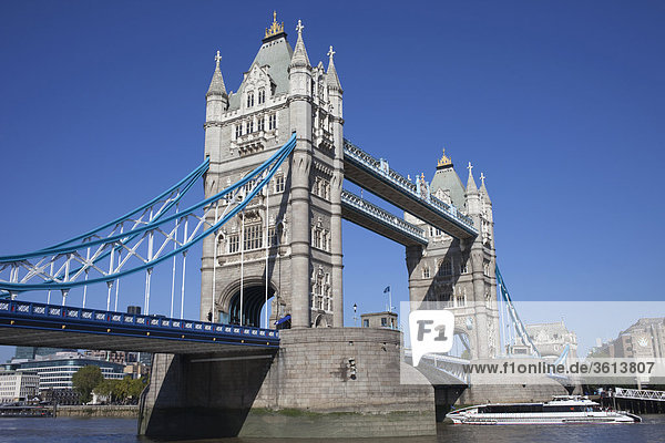 10875374  UK  Europe  United Kingdom  Great Britain  Britain  England  London  Tower Bridge  Thames River  River Thames  Landmark  Bridge  Bridges  Tourism  Travel  Holiday  Vacation  2009