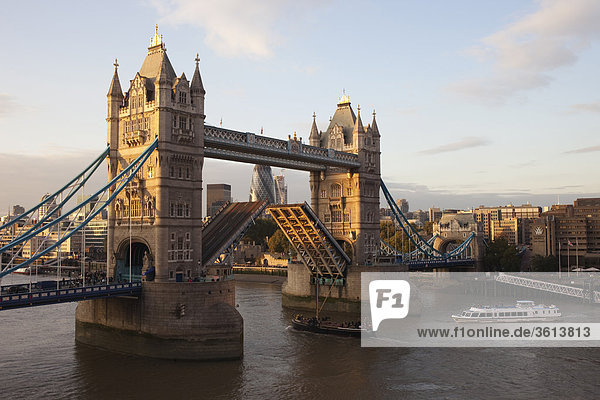 10875389  UK  Europe  United Kingdom  Great Britain  Britain  England  London  Tower Bridge  Thames River  River Thames  Landmark  Bridge  Bridges  Moody  Tourism  Travel  Holiday  Vacation  2009  golden hour