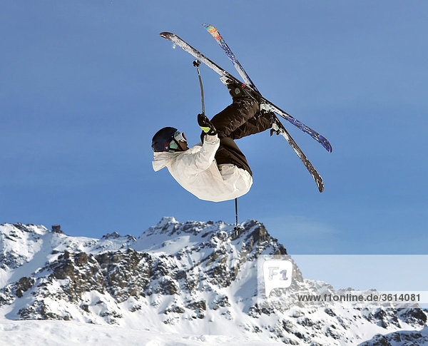 ein Freeride-Jumper führt eine Hochsprung in den Alpen