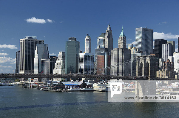 Blick auf Brooklyn Bridge und Financial District East River  Manhattan  New York  New York  USA