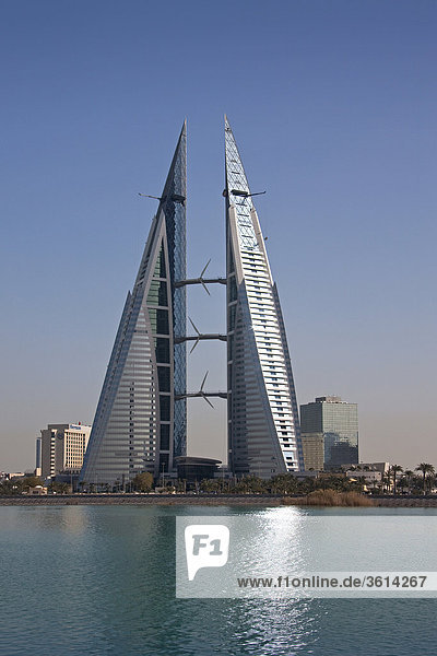 Bahrein  Vereinigte Arabische Emirate  Vereinigte Arabische Emirate  World Trade Centre  Manama  Architektur  Wohnblock  Hochhaus  Gebäude  Bau  Glasfassade  Meer  Wasser  Skyline  Blöcke von Wohnungen  Hochhäuser  Travel  Sehenswürdigkeit  Wahrzeichen