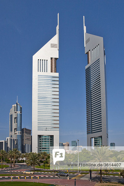 Dubai  Vereinigte Arabische Emirate  Mittlerer Osten  Vereinigte Arabische Emirate  Mittlerer Osten  Emirates Towers  Architektur  Straße  Verkehr  Reisen  Sehenswürdigkeit  Wahrzeichen