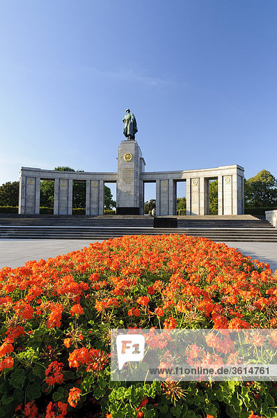 Sowjetisches Ehrenmal Im Tiergarten  Berlin  Deutschland  Europa