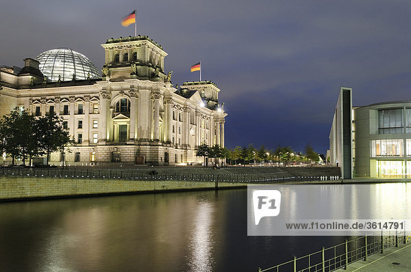 Reichstag am Spreeufer  Regierungsviertel  Berlin  Deutschland  Europa