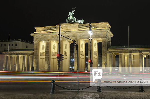 Brandenburger Tor Bei Nacht Mit Lichtspuren  Regierungsviertel  Berlin  Deutschland  Europa