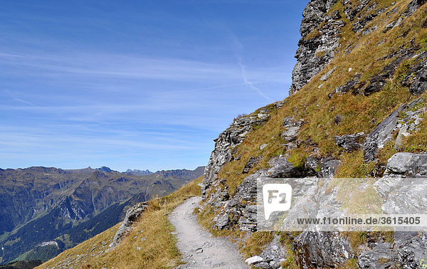 Landschaftlich schön landschaftlich reizvoll Berg Weg Natur Alpen Herbst Wanderweg Schweiz