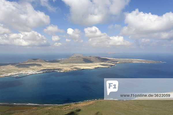 Blick vom Mirador del Rio auf die Insel La Graciosa und Caleta del Sebo Lanzarote Kanarische Inseln Spanien Europa