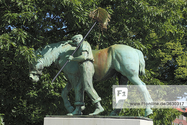 Bronzeskulptur Knecht mit Pferd auf dem Ludgeriplatz  Münster  Deutschland