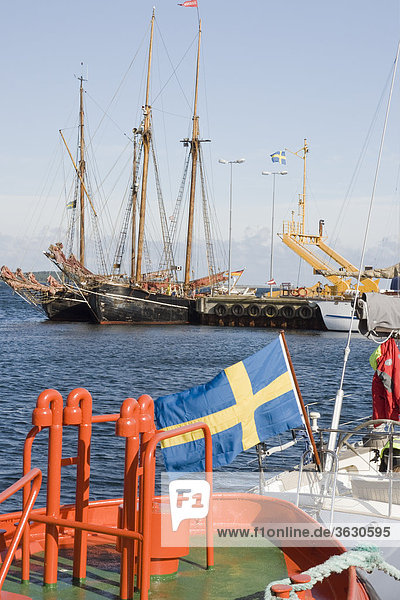 Zweimaster im Hafen von Farösund Gotland Schweden
