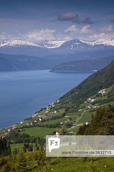 Aussicht auf den Innvikfjord bei dem kleinen Örtchen Utvik  Norwegen  Skandinavien  Europa