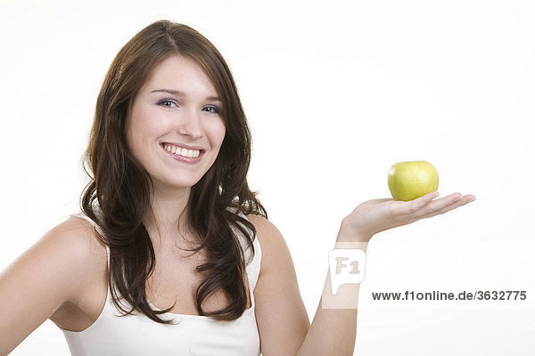 Junge Frau mit Apfel auf der Hand
