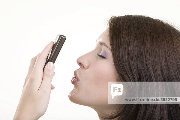 Frau küsst Handy