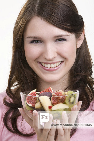 Junge Frau mit Obstsalat