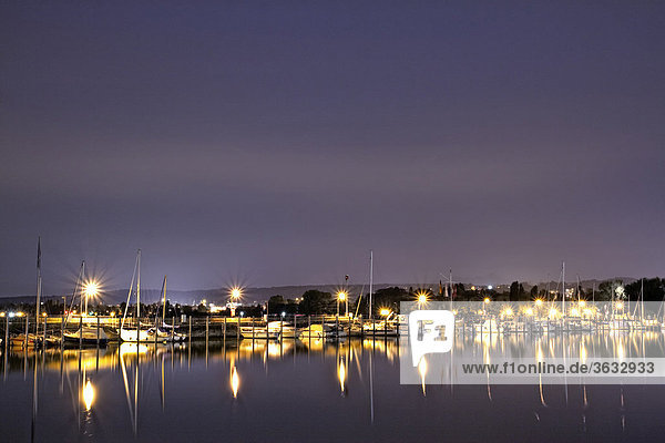 Konstanzer Hafen bei Nacht mit Blick in Richtung Schweizer Ufer  Konstanz  Baden-Württemberg  Deutschland  Europa