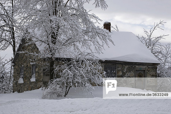 Verschneites Haus aus Stein  Winter  Kanada