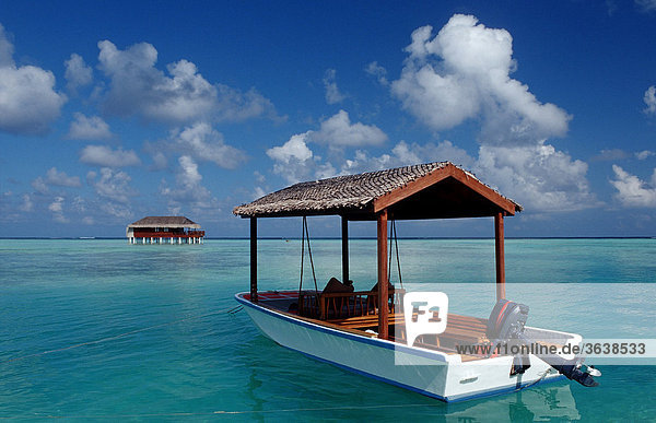 Abgelegener Honeymoon-Wasserbungalow mit Boot  Indischer Ozean  Malediven