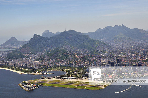 Luftbild  Blick auf das Zentrum von Rio de Janeiro mit Stadtflughafen Santos Dumont  Brasilien  Südamerika