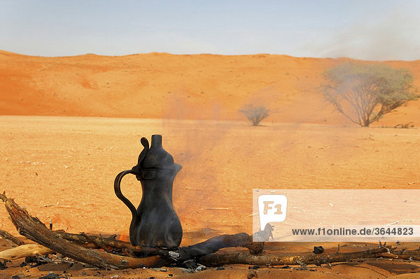 Kaffee-Kanne bei Rast in der Wüste  Wahiba Sands  Oman  Naher Osten