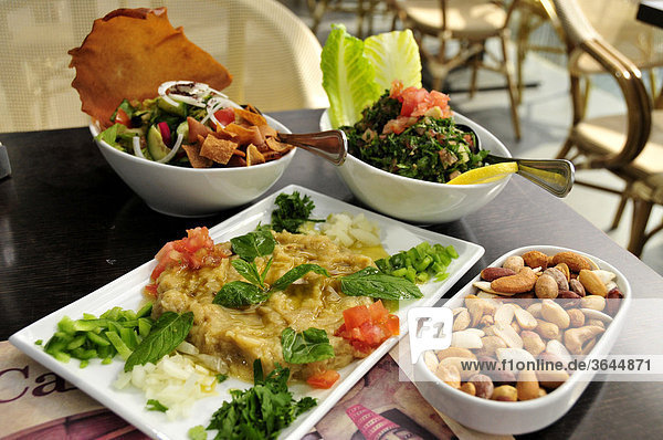 Baba Ganoush  Auberginencreme  Fattush  Brotsalat  und Tabouleh  Petersiliensalat  arabische Mezze  Vorspeisen  in einem Restaurant in Beirut  Libanon  Naher Osten  Orient