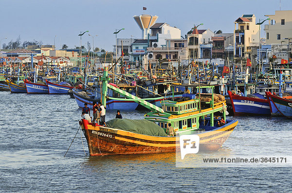 Bunte Fischerboote aus Holz im Hafen von Phan Thiet  Vietnam  Asien