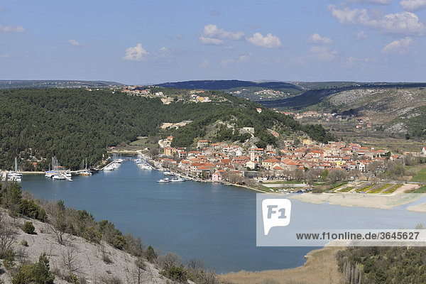 Blick auf den Ort Skradin  Kroatien  Europa