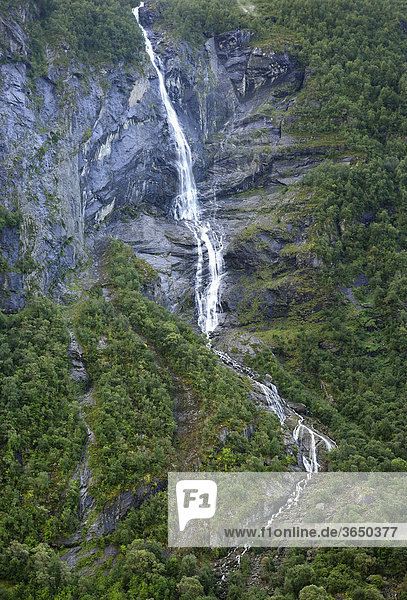 Wasserfall im Geirangerfjord  UNESCO Welterbe  Norwegen  Skandinavien  Nordeuropa