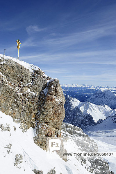 Zugspitze  2962m  mit dem im Jahre 2009 restaurierten Gipfelkreuz  Wettersteingebirge  Werdenfels  Oberbayern  Bayern  Deutschland  Europa