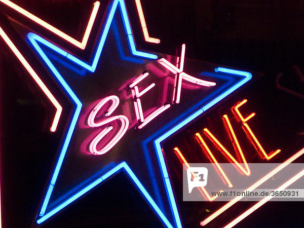 Leuchtreklame im Rotlichtviertel mit dem Schriftzug Sex Live