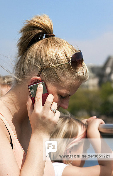 19-jährige Frau telefoniert mit Handy