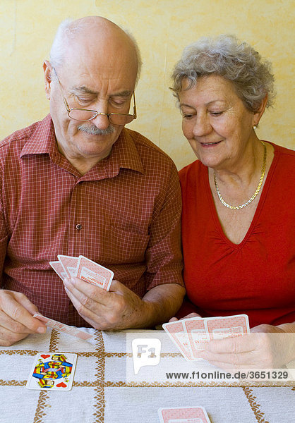 Altes Ehepaar  Pensionisten  beim Kartenspielen