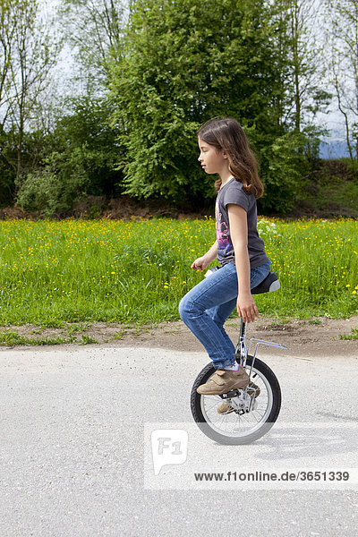 Mädchen  acht Jahre  beim Einradfahren